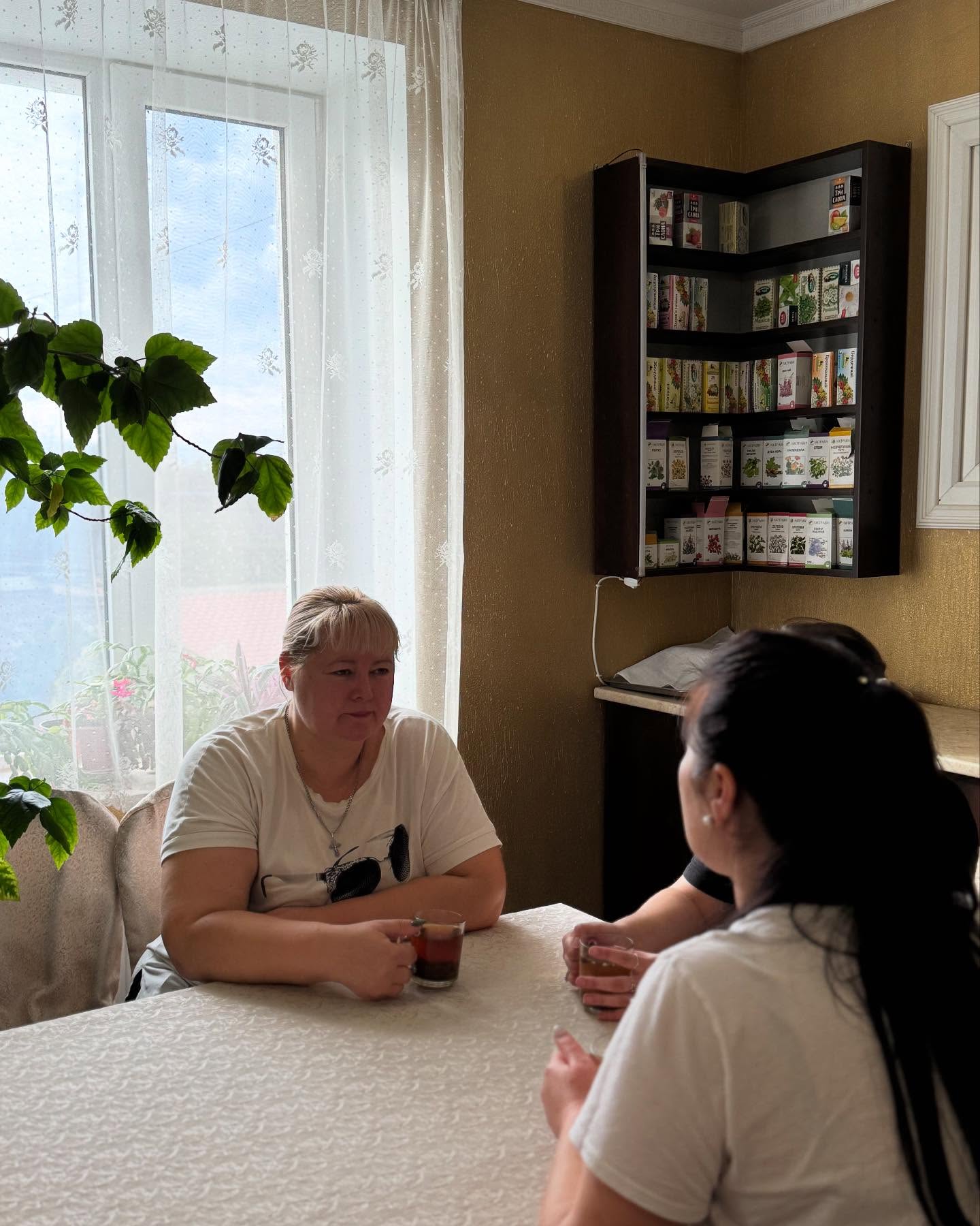 Неспішна розмова за столом із напоями у Життєдарі